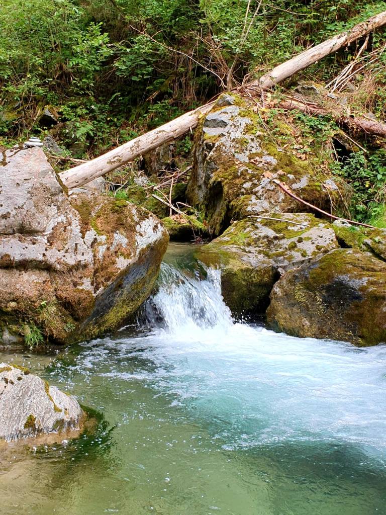 Unberührte Natur, kleiner Wasserfall, Mandling